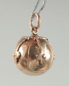 A MASONIC FOLDING AND METAL OPENING BALL. 1.5CM.