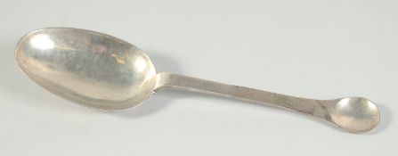 A RARE QUEEN ANNE SILVER DISC END TRIFID SPOON. Inital, I. B. unmarked, circa. 1710.