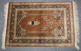A GOOD SMALL PERSIAN SILK PRAYER RUG depicting a temple arch and lantern. 92cm x 61cm.
