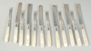 A SET OF SIX DESSERT KNIVES AND FORKS by ELKINGTON & Co. Birmingham 1921.