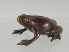 A JAPANESE BRONZE FROG 4.5cm.