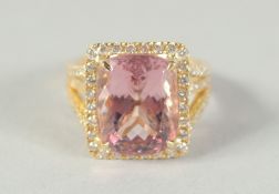 A GOOD 18CT GOLD MORGANITE AND DIAMOND RING.