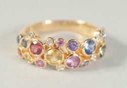A GOOD 18CT GOLD MULTI SAPPHIRE AND DIAMOND RING.