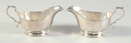 A PAIR OF MAPPIN AND WEBB SILVER SAUCEBOATS. Birmingham 1934. Weight: 10ozs.