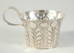 A SILVER COPY OF A ROMAN CUP by G. N. & R. H. Chester 1903. Weight: 5ozs.