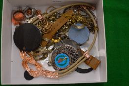 A box of bijouterie.