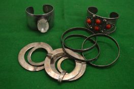 A bag of assorted jewellery.