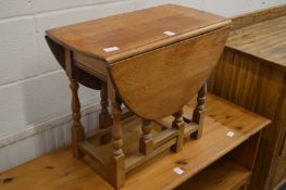 A oak drop leaf gateleg occasional table.