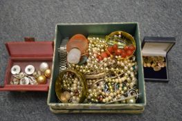 A box of bijouterie.