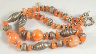 A GOOD BEADED NECKLACE, possibly agate with smaller naturalistic beads.
