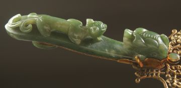 A FINE 19TH CENTURY CHINESE JADE BELT HOOK HANDLE MAGNIFYING GLASS, the jade carved as dragon and