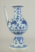 A CHINESE BLUE AND WHITE PORCELAIN EWER, 22cm high.