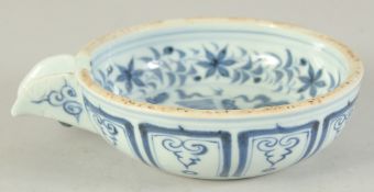 A CHINESE BLUE AND WHITE PORCELAIN SPOUTED BOWL, painted with phoenix, 14cm diameter (excluding