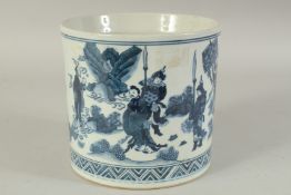 AN EARLY 20TH CENTURY CHINESE BLUE AND WHITE PORCELAIN BRUSH POT, decorated with figures, 17cm