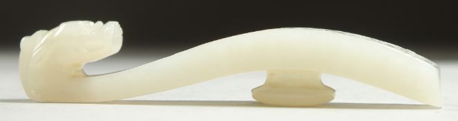 A FINE 18TH CENTURY CHINESE CARVED JADE DRAGON BELT HOOK, 8.5cm long.
