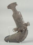 A MIDDLE EASTERN OMANI JAMBIYA AND SCABBARD, 30cm long.