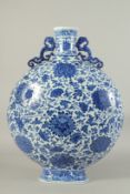 A VERY LARGE CHINESE BLUE AND WHITE PORCELAIN TWIN HANDLE MOON FLASK VASE, painted with large flower
