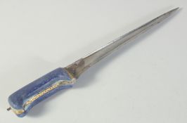A 19TH CENTURY MUGHAL INDIAN LAPIS LAZULI HANDLE DAGGER, 38cm long.