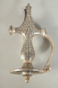 AN EARLY 20TH CENTURY INDIAN SWORD HANDLE, 18.5cm long.
