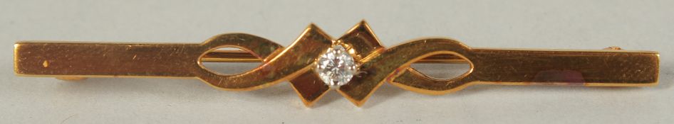 AN 18CT GOLD DIAMOND SET BAR BROOCH.