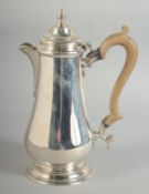 A GOOD SILVER PEAR SHAPED COFFEE POT AND COVER with wooden handles. London 1967. Weight: 22ozs.