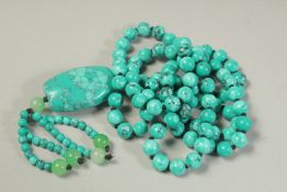A STRING OF TURQUOISE BEADS AND PENDANT.