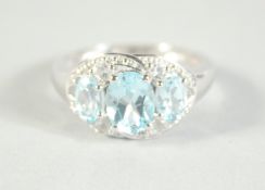 A SILVER AND AQUAMARINE RING.