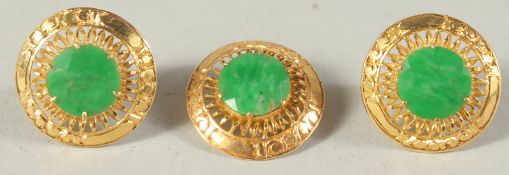 A PAIR OF 22CT GOLD JADE EARRINGS AND PENDANT.