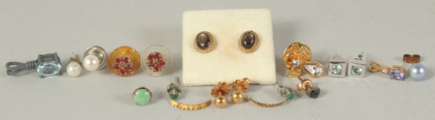 FOUR VARIOUS PAIRS OF EARRINGS AND SINGLE EARRINGS.
