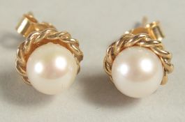 A PAIR OF 9CT YELLOW GOLD AND PEARL EAR STUDS.