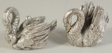 A PAIR OF .925 SILVER SWANS. 2.5ins high.
