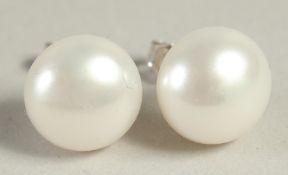A PAIR OF 18CT YELLOW GOLD AND BUTTON PEARL EAR STUDS.