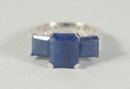 A 14CT WHITE GOLD SAPPHIRE AND DIAMOND RING.