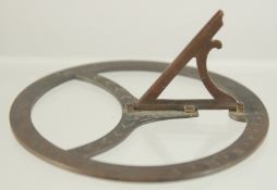 AN EARLY BRASS CIRCULAR TRAVELLING SUN DIAL. 2.75ins diameter in original box.