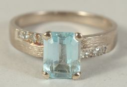 A 14CT WHITE GOLD, AQUAMARINE, AND DIAMOND RING.