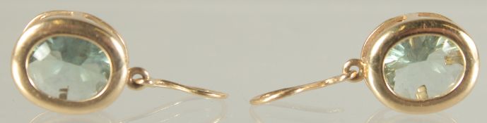 A GOOD PAIR OF GOLD AND AQUAMARINE EARRINGS.
