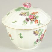 A GOOD 1ST PERIOD WORCESTER PORCELAIN CIRCULAR BOWL AND COVER painted with flowers with flower knop.