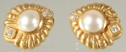 A VERY GOOD PAIR OF GOLD, DIAMOND AND PEARL EARRINGS.