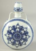 A CHINESE BLUE AND WHITE PORCELAIN TWIN HANDLED MOON FLASK. 27.5 cm high.