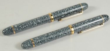A CASED SET OF TWO CROSS PEN AND PENCILS.