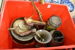 An Art Nouveau brass wall sconce, pestle and mortar and other metalware.