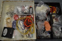 Large quantity of bijouterie.