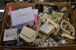 Large box of bijouterie and watches.