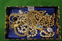 A box of bijouterie.