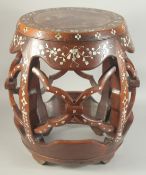 A FINE CHINESE MARBLE INSET MOTHER OF PEARL INLAID HARDWOOD BARREL FORM STAND / SEAT, with