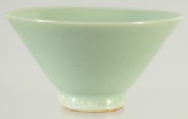 A CHINESE MINIATURE CELADON BOWL, 5.5cm diameter.