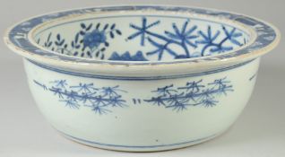 AN EARLY 20TH CENTURY CHINESE BLUE AND WHITE PORCELAIN BOWL, the interior painted with a scene of