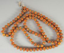 A LONG AMBER-STYLE BEADED NECKLACE.
