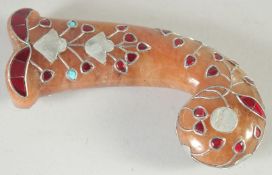AN INDIAN HARDSTONE DAGGER HANDLE, 14cm long.