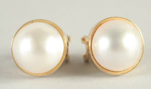 A PAIR OF 9CT GOLD, MABE PEARL EAR CLIPS.